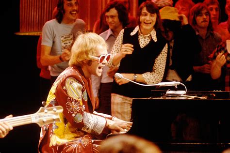 [B!] Flashback: Elton John Hits Number One With 'Bennie and the Jets'