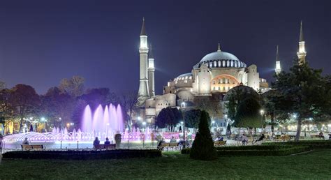 Night Istanbul. Sultanahmet square (Sultanahmet Meydanı) and around ...