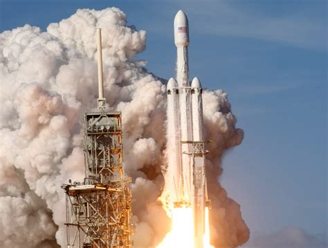 SpaceX's Falcon Heavy rocket soars in debut test launch from Florida