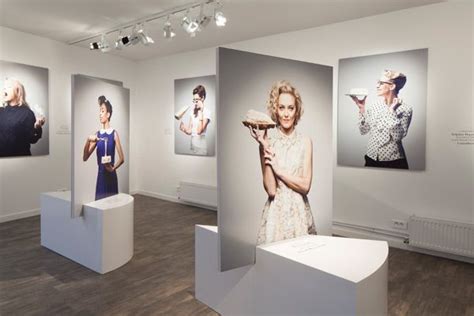 사람들이 사진을 보고, 사진앞에서 한참을 서있게 만들게 해봐 | Exhibition design, Art galleries ...