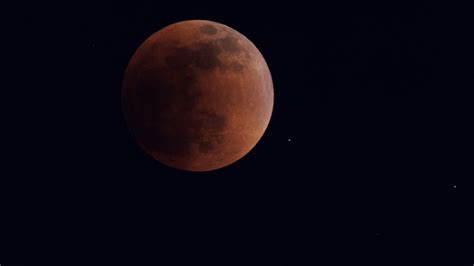 Total Lunar Eclipse Turns Moon Red - The New York Times