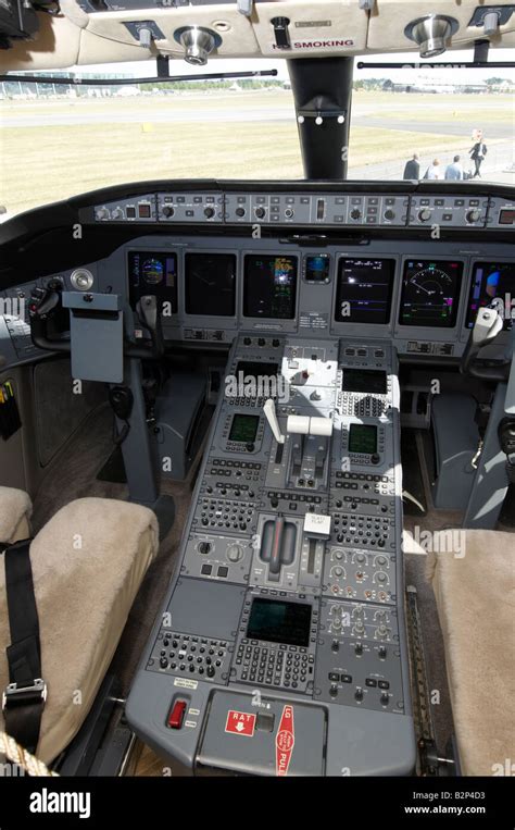 Bombardier global express xrs cockpit hi-res stock photography and ...