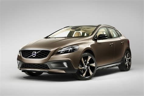 Volvo Shows Off New V40 Cross Country Ahead of Paris - autoevolution