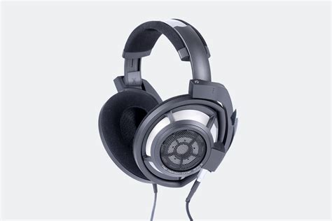 Dynamic Headphones for Binaural Playback