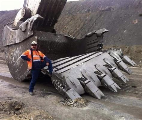 Big digger : r/HumanForScale