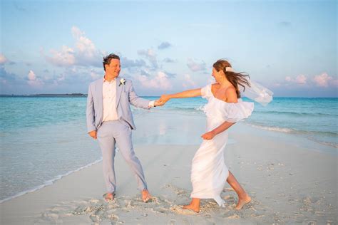 Jamie and Jools Oliver get married again in the Maldives