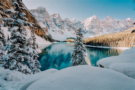 [OC] Snowtober at Moraine Lake Banff National Park [2048x1306 ...