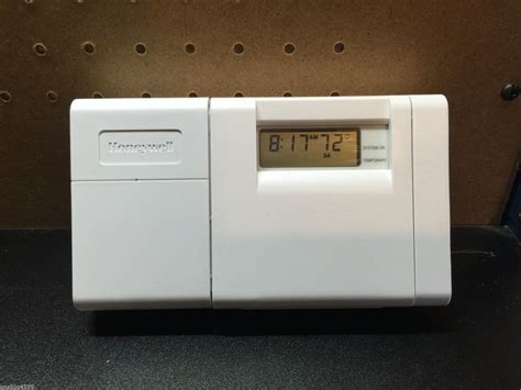 Honeywell Programmable Thermostat T8112D1005