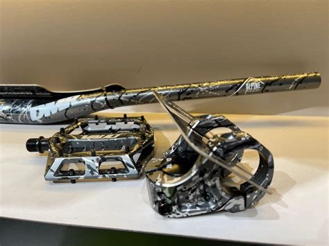 DMR Bikes Liquid Camo Special Edition 3 piece set, Sports Equipment ...