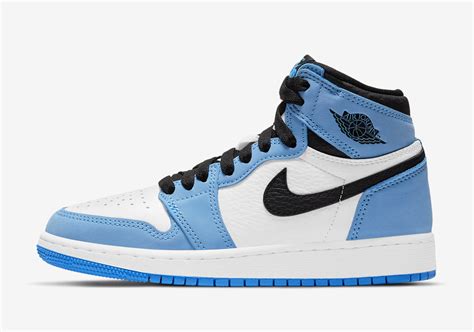 スニーカー NIKE - AIR JORDAN 1 UNIVERSITY BLUEの通販 by t's shop｜ナイキならラクマ シューズ