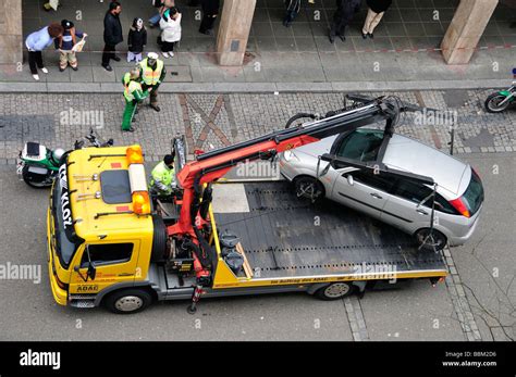 Towing vehicle, car being towed Stock Photo - Alamy