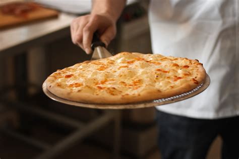 Pizza Peel: Everything You Need To Know To Make The Perfect Pizza ...