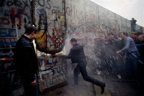 The Fall of the Berlin Wall in Photos: An Accident of History That ...