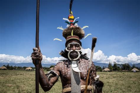 6 Budaya Papua Unik, Ada Potong Jari hingga Injak Piring - NOICE