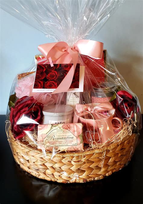 Christmas Flowers Gift Baskets 2023 Latest Perfect Popular Incredible ...