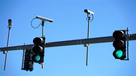 Novità sulle strade, i semafori intelligenti: cosa fanno e chi multano