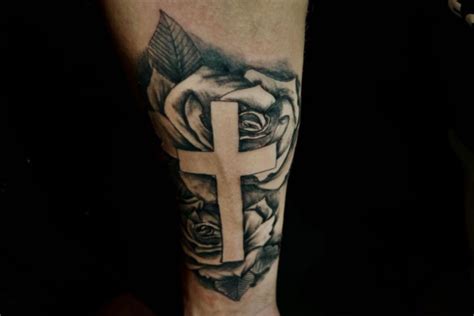 30 Cross Tattoos: Ideas for Forearm, Back, Hand, More - Parade