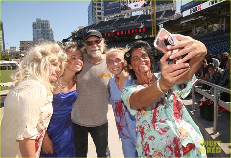 'Walking Dead' Cast Hangs Out with Walkers at Comic-Con 2019!: Photo ...