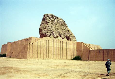 La ziggurat de Dur-Kurigalzu (Aqar Quf) après restauration, à environ ...