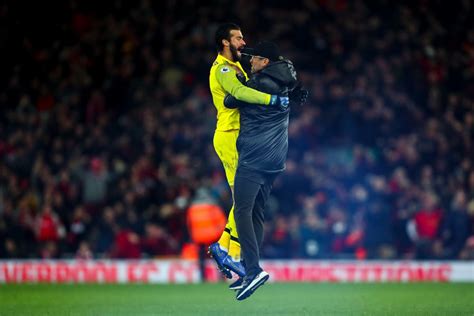 Jurgen Klopp celebration: Liverpool boss runs onto the pitch to ...