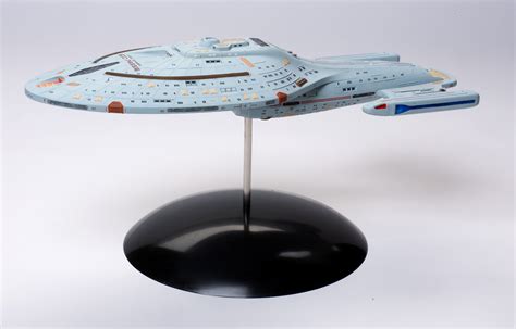 Polar Lights 1/1000 scale Star Trek USS Voyager plastic model kit ...