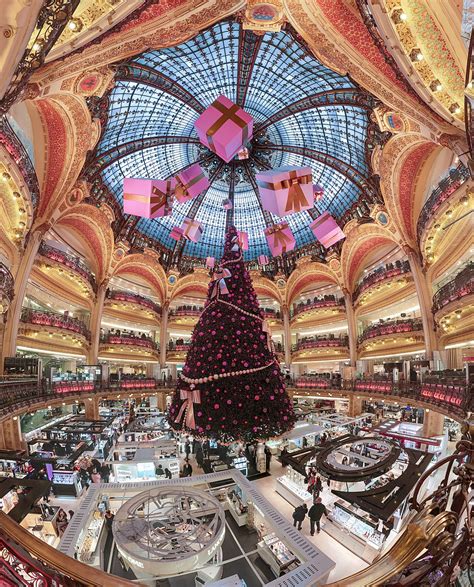 Galeries Lafayette Christmas Tree 2009 via Wikipedia | Woody World Packer