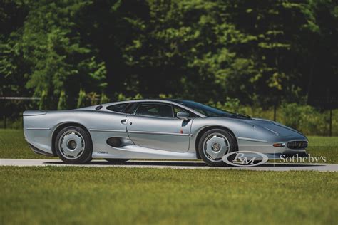 Model Masterpiece: Jaguar XJ220