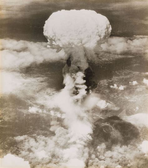 Under a Mushroom Cloud: Hiroshima, Nagasaki, and the Atomic Bomb ...