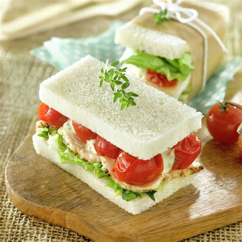 Sandwich de pollo asado con ensalada