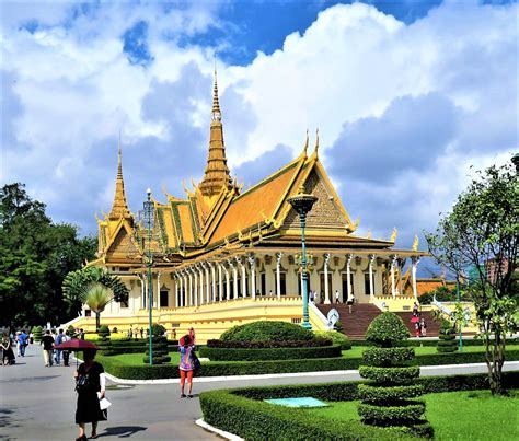 Overwhelming architectural beauty of the Royal Palace in Phnom Penh ...