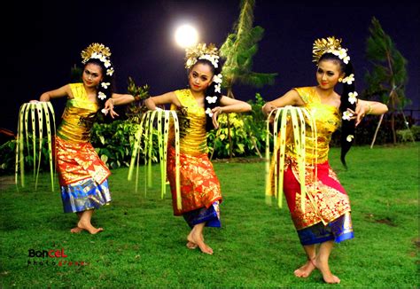 Tari Pendet, Tarian Tradisional Khas Bali - Tradisi Tradisional