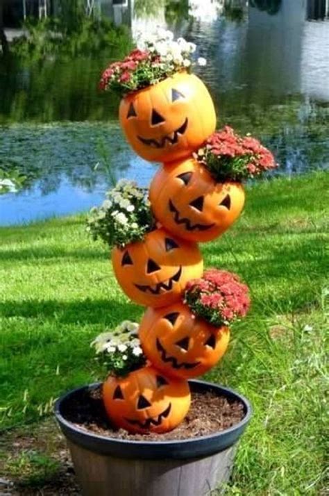 35 The Best Halloween Garden Decor Ideas - MAGZHOUSE