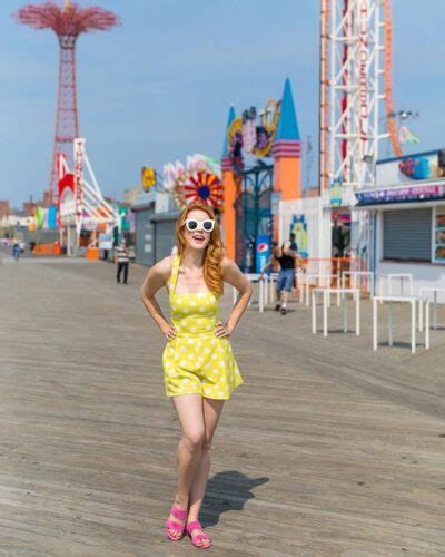 20 Best Amusement Park Outfits For Women To Wear This Year