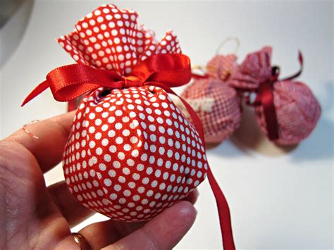 BluKatKraft: Simple Repurposed Bulb Fabric Ornaments DIY