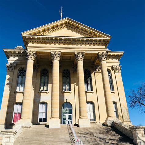 Entryway of Macoupin County Courthouse in Carlinville, Illinois. Paul ...