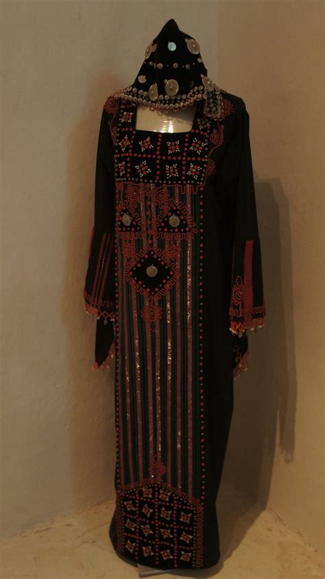 Wonderful hand made Yemeni dress. Yemen Women, Tribal Fashion, School ...