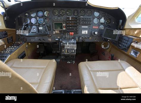 Cessna cockpit hi-res stock photography and images - Alamy