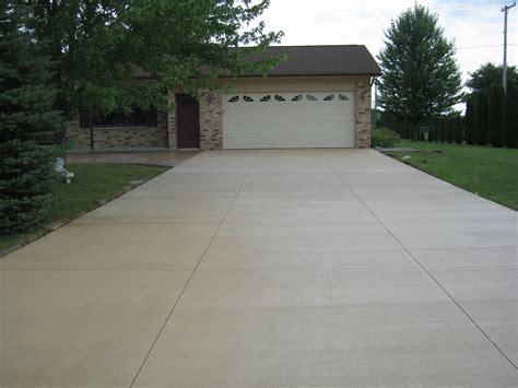 Colored concrete driveway | Decoration beton, Allée en béton, Beton ...