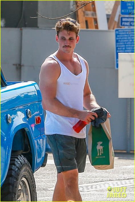 Miles Teller Shows Off His Buff Muscles for 'Top Gun' Role: Photo ...