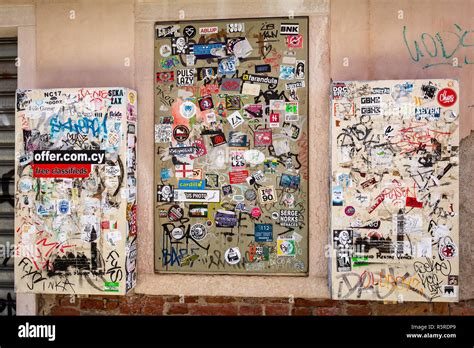 Signs and graffiti on the wall in Venice, Italy Stock Photo - Alamy