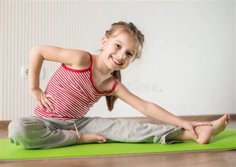 Menina Que Faz Exercícios Ginásticos Foto de Stock - Imagem de ...