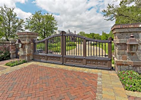 Rustic driveway gate - Harold Leidner Co., Landscape Architects ...