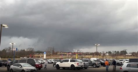 Multiple fatalities as tornadoes tear through northwest Tennessee ...