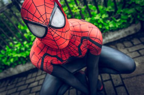 There's A Real-Life Spider-Man Suit That Shrinks To Fit User | Channel ...