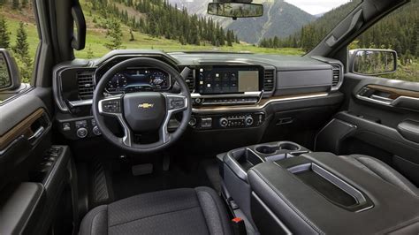 Here's the new 2022 Chevy Silverado interior. It's so much better