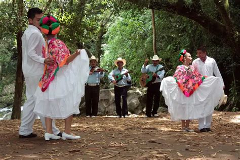 The Huapango Dance: Intricate Footwork and Cultural Flourish | Mexico ...