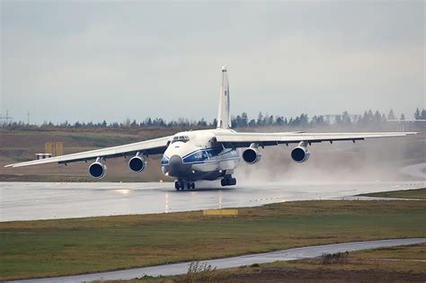 Planeshots - Antonov An-124-100 landing with a strong corsswind