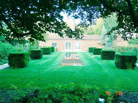 Reflective pool on a Queen Anne house, Berkshire | Queen anne house ...