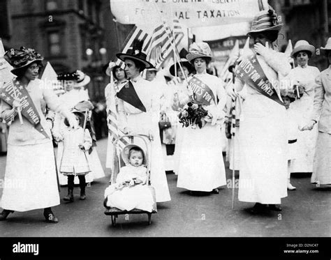 AMERICAN SUFFRAGETTES demonstrating in New York, 6 May 1912 Stock Photo ...