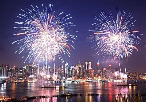 Fireworks over Night Skyline | NYC | Neujahrsfeuerwerk, Feuerwerk ...